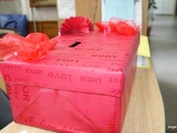 Pirosba öltöztünk