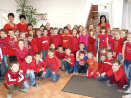 Pirosba öltöztünk