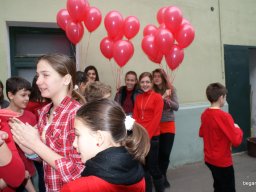 Pirosba öltöztünk