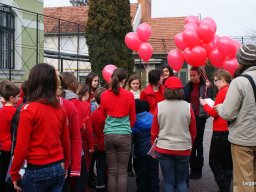 Pirosba öltöztünk