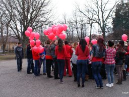 Pirosba öltöztünk