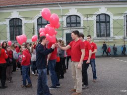 Pirosba öltöztünk