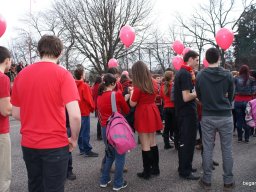 Pirosba öltöztünk