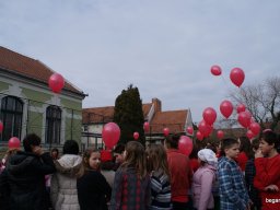 Pirosba öltöztünk