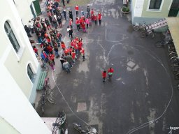 Pirosba öltöztünk