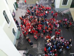 Pirosba öltöztünk