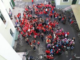 Pirosba öltöztünk