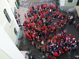 Pirosba öltöztünk