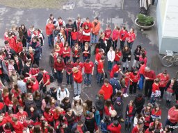 Pirosba öltöztünk