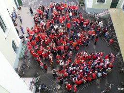 Pirosba öltöztünk