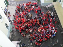 Pirosba öltöztünk