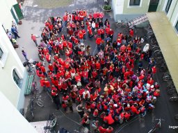 Pirosba öltöztünk