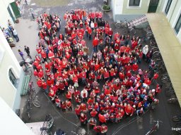 Pirosba öltöztünk