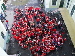 Pirosba öltöztünk