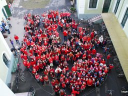 Pirosba öltöztünk