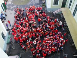 Pirosba öltöztünk