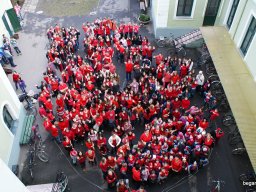 Pirosba öltöztünk