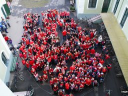 Pirosba öltöztünk