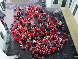 Pirosba öltöztünk