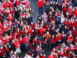 Pirosba öltöztünk