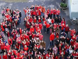 Pirosba öltöztünk