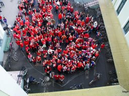 Pirosba öltöztünk