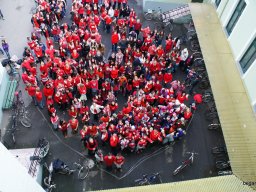 Pirosba öltöztünk