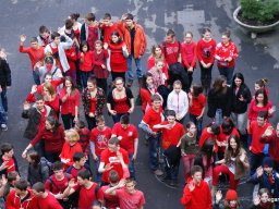 Pirosba öltöztünk