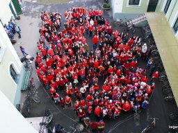 Pirosba öltöztünk