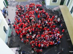 Pirosba öltöztünk