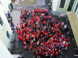 Pirosba öltöztünk