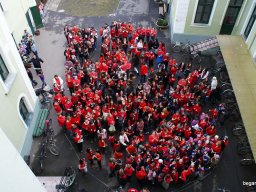 Pirosba öltöztünk