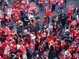 Pirosba öltöztünk