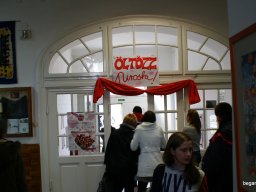 Pirosba öltöztünk