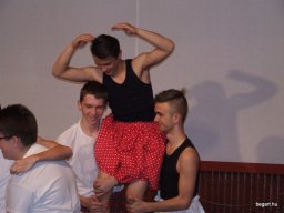 A hat tyúk tava 9.évf.szülinap