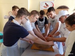 Kolbászt gyúrt és sütit sütött a 9.A