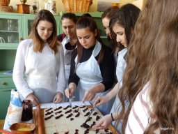 Kolbászt gyúrt és sütit sütött a 9.A