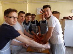 Kolbászt gyúrt és sütit sütött a 9.A