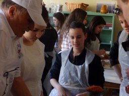 Kolbászt gyúrt és sütit sütött a 9.A