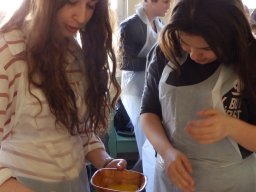 Kolbászt gyúrt és sütit sütött a 9.A