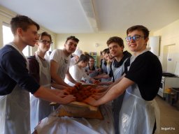 Kolbászt gyúrt és sütit sütött a 9.A