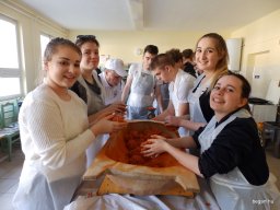 Kolbászt gyúrt és sütit sütött a 9.A