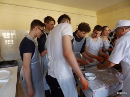 Kolbászt gyúrt és sütit sütött a 9.A