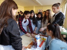 Kolbászt gyúrt és sütit sütött a 9.A