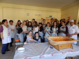 Kolbászt gyúrt és sütit sütött a 9.A