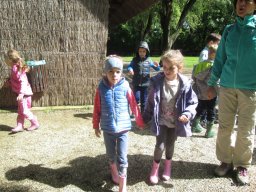 Kirándulnak a Zengőerdő csoportos gyerekek