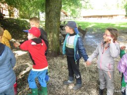 Kirándulnak a Zengőerdő csoportos gyerekek