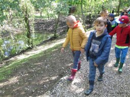 Kirándulnak a Zengőerdő csoportos gyerekek