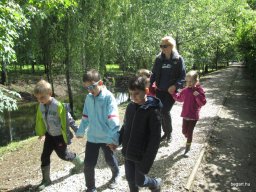 Kirándulnak a Zengőerdő csoportos gyerekek