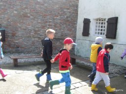 Kirándulnak a Zengőerdő csoportos gyerekek